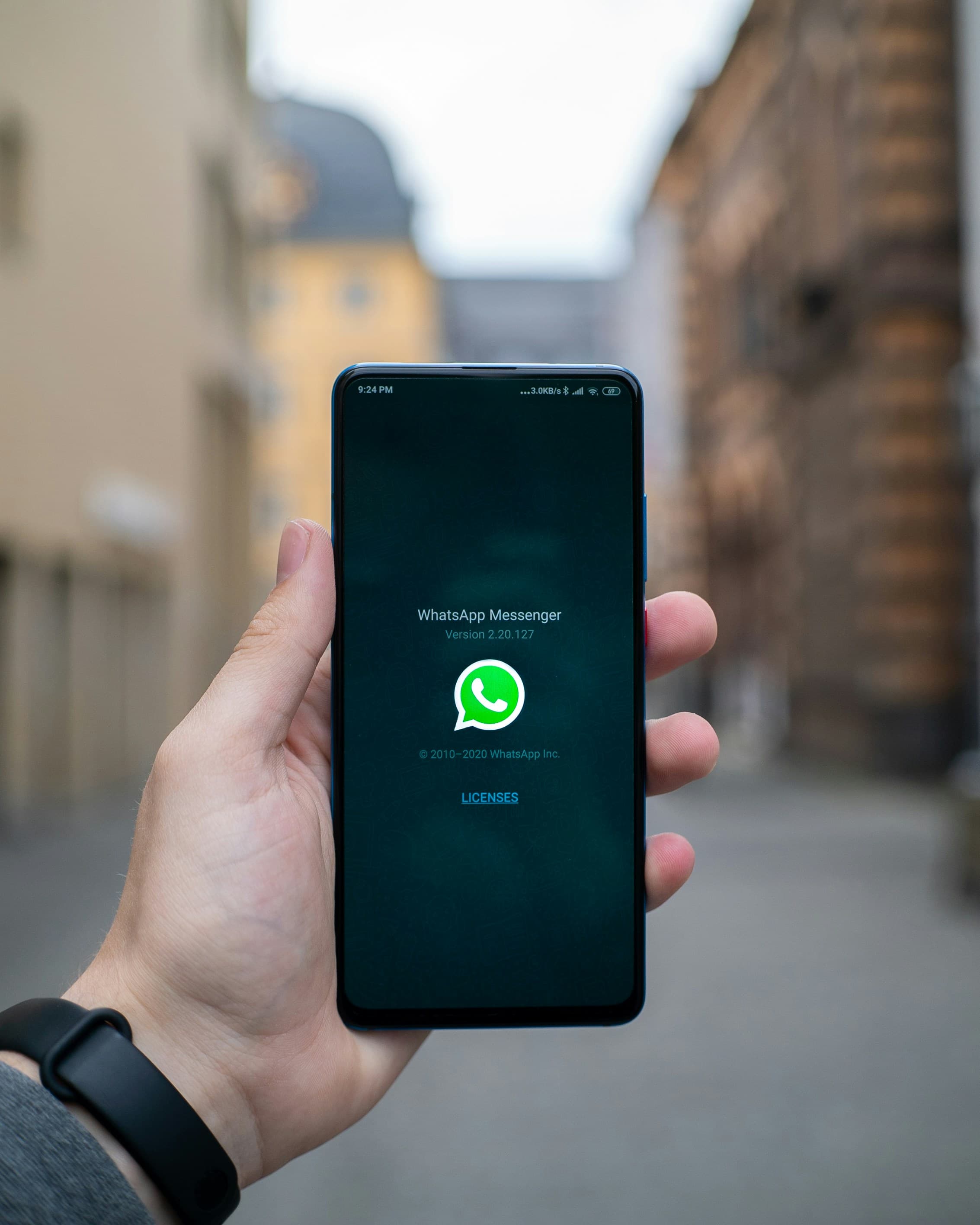 Conversaciones de reclamos por WhatsApp sin registro formal ni trazabilidad - riesgo para empresas